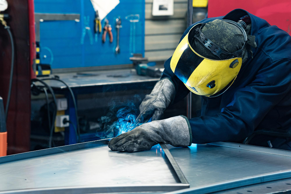 Ingeniero supervisando un proceso de fabricación