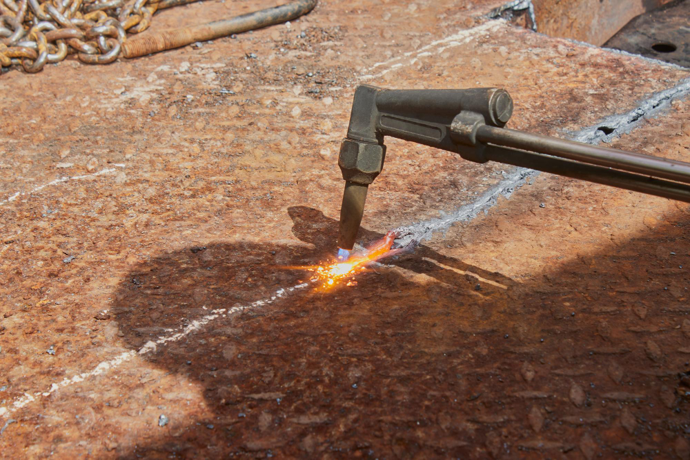 Soplete de oxicorte en acción sobre una chapa gruesa