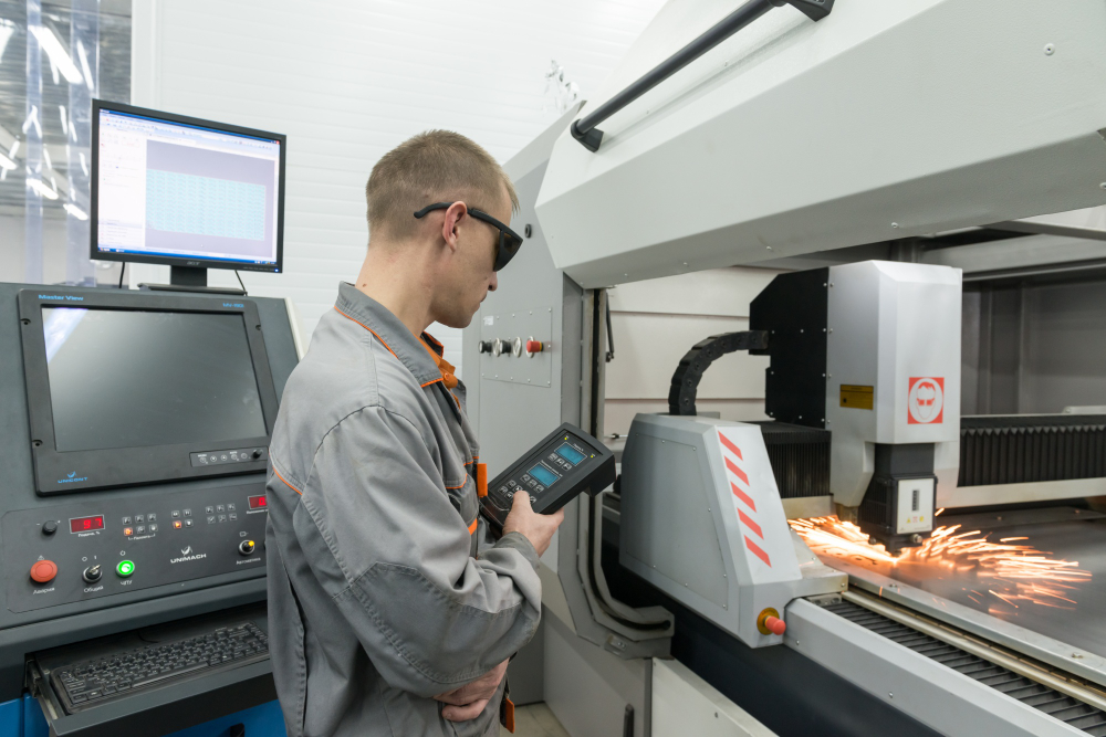 Máquina de corte por plasma trabajando sobre una chapa de acero