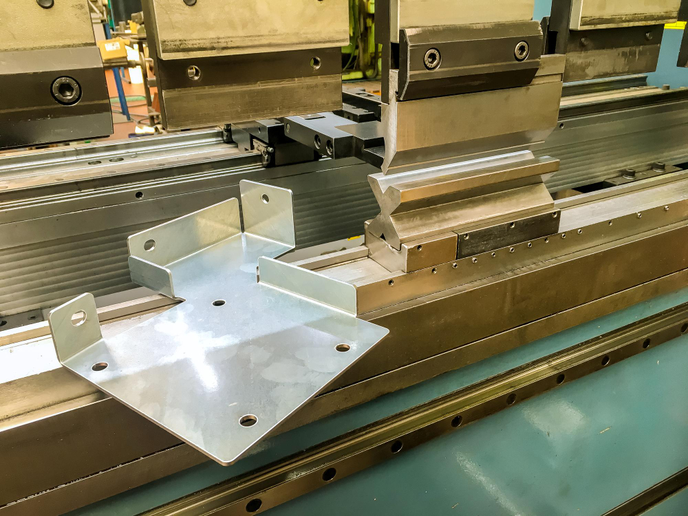 Conjunto de piezas metálicas con pliegues precisos