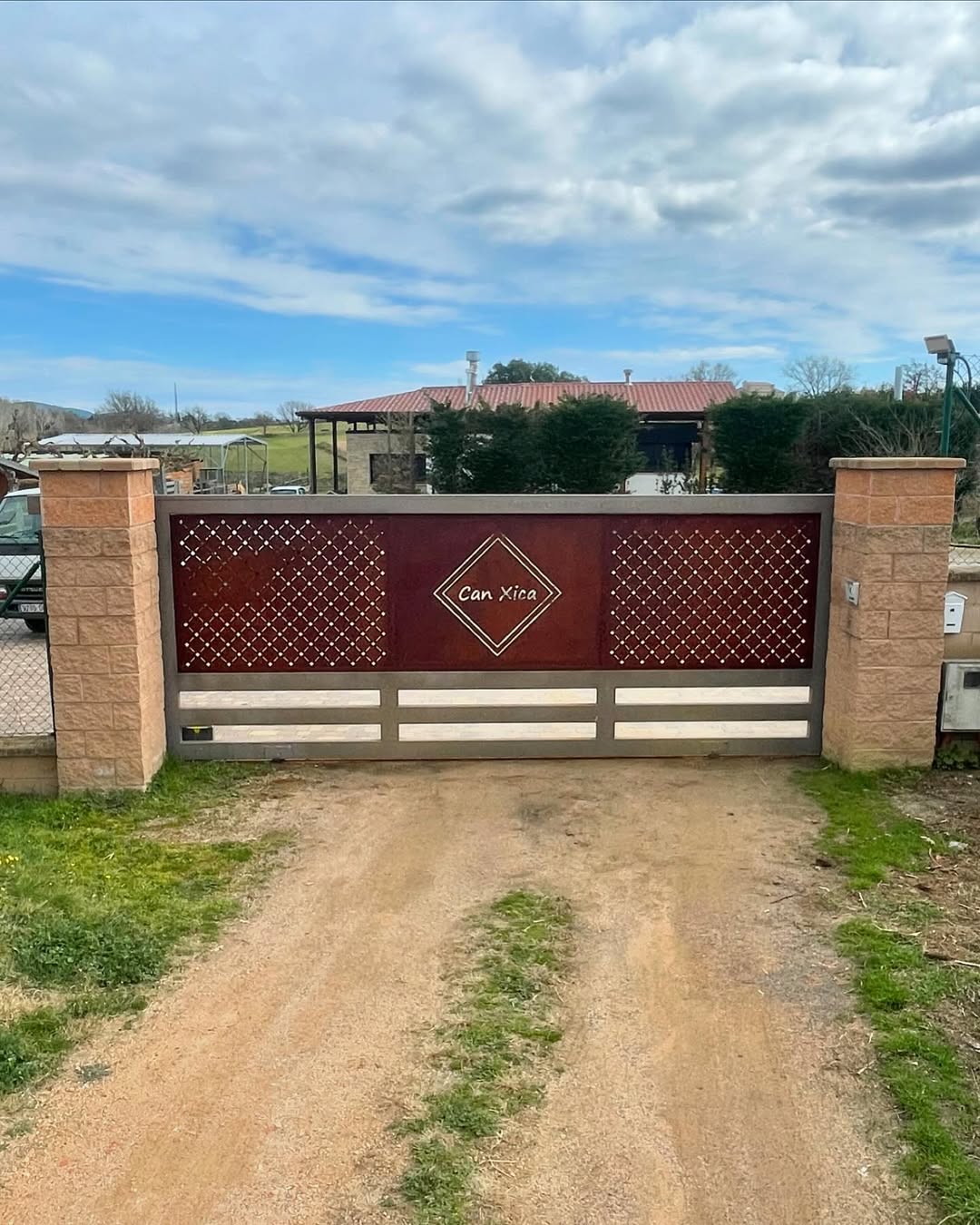 Proyecto Portón corredero en hierro para finca rural en hierro / acero al carbono