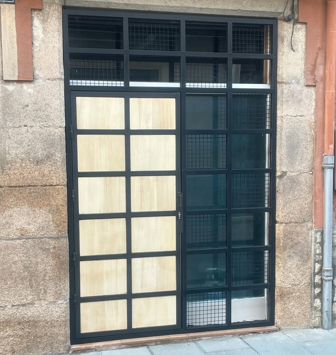Proyecto Cerramiento de entrada en hierro para local comercial en hierro / acero al carbono