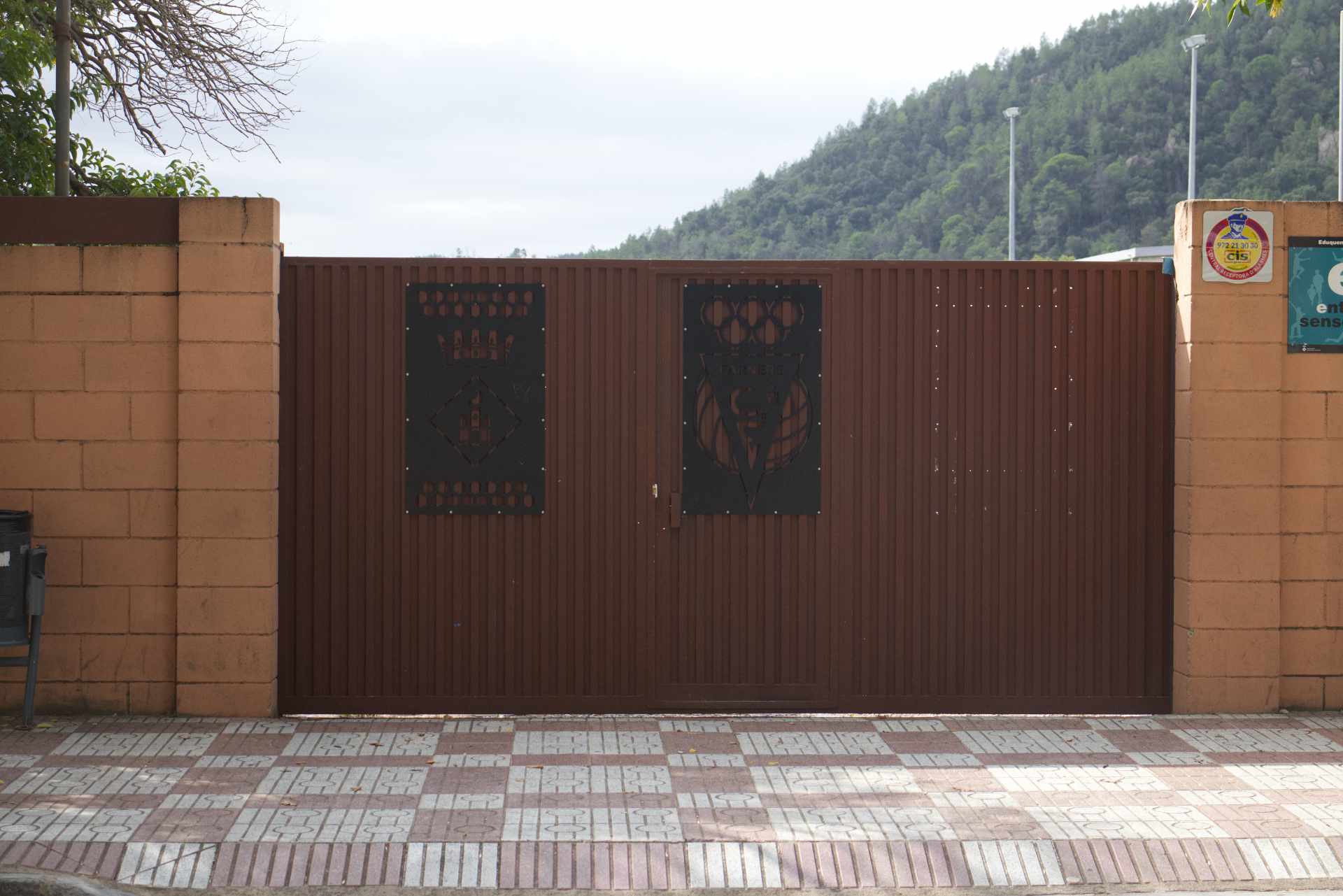 Proyecto Portón metálico con escudos en corte láser para club deportivo en hierro / acero al carbono