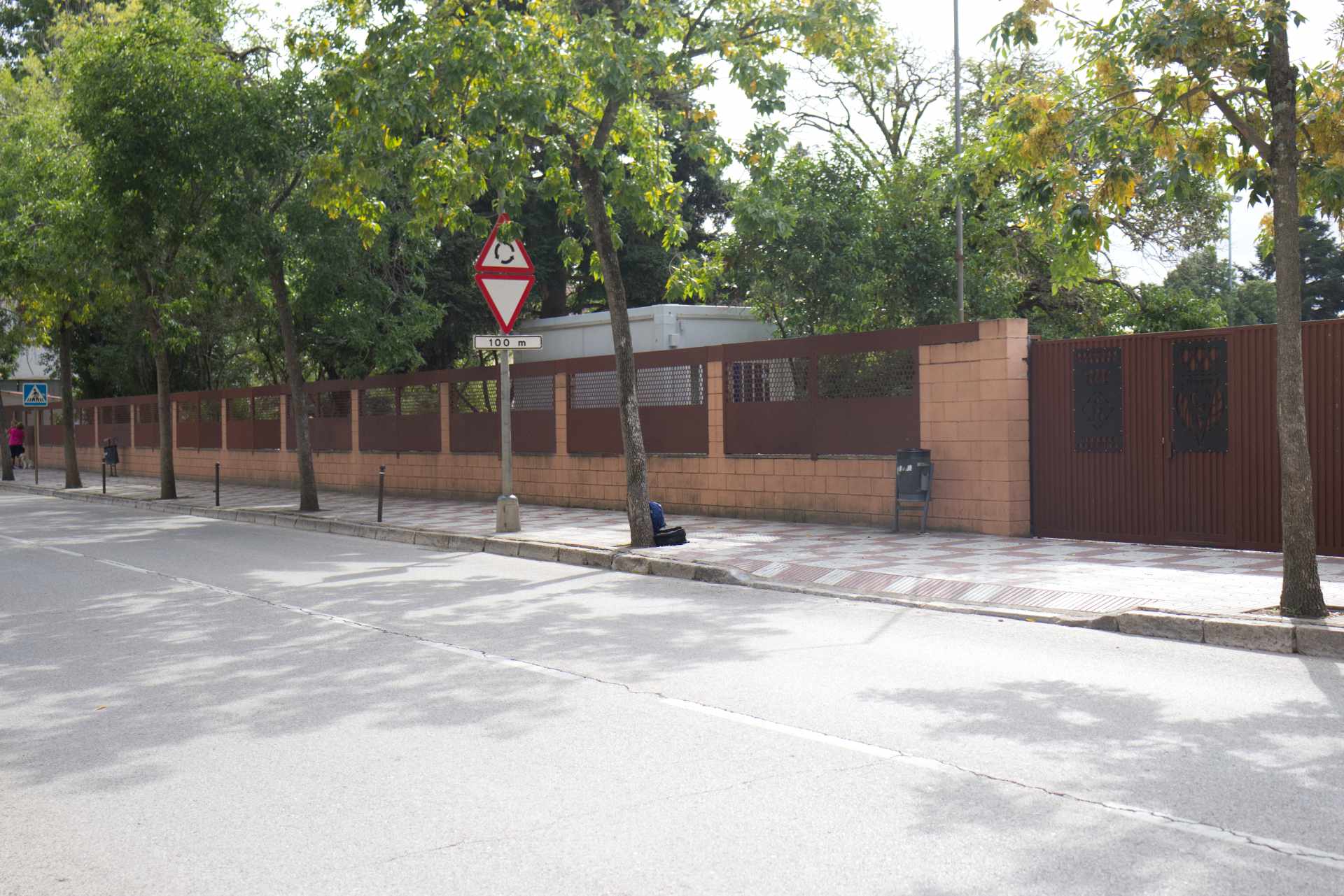 Proyecto Paneles perimetrales en chapa para campo de fútbol en hierro / acero al carbono